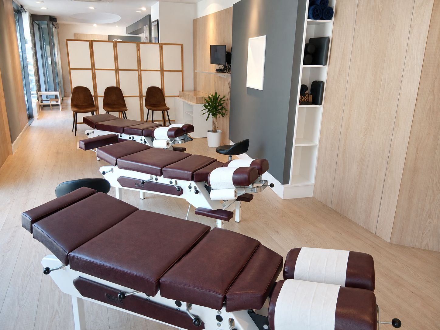 Sala de ajustes de Chiropractic First Barcelona con camillas quiroprácticas