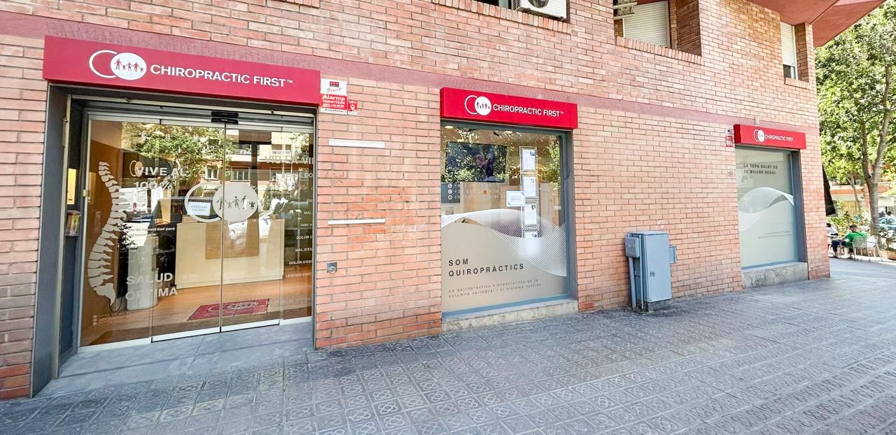Fachada y entrada de Chiropractic First Barcelona en Carrer de Calàbria